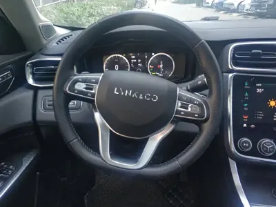 Lynk & Co 01 EM-P