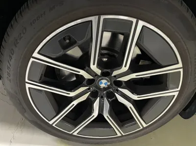 BMW i7