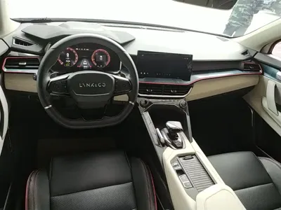Lynk & Co 06