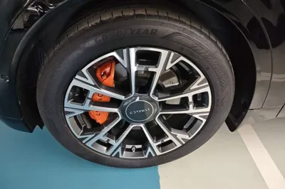 Lynk & Co 900