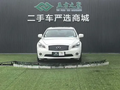 Infiniti M