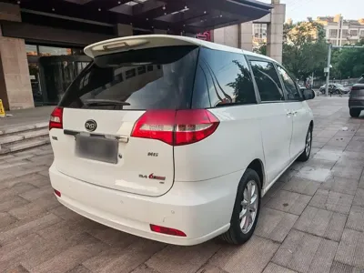 BYD M6