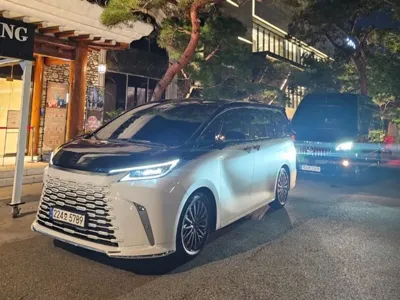 Lexus LM