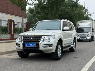 Mitsubishi Pajero (Import)