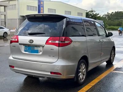BYD M6