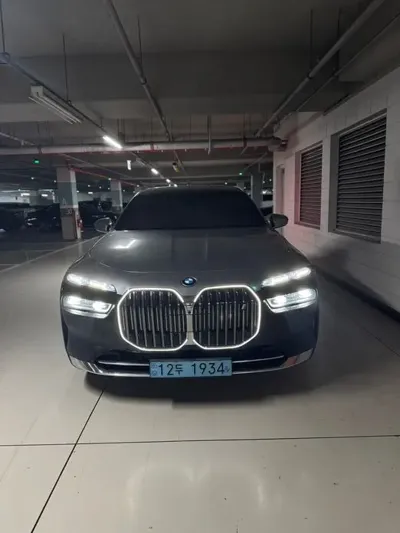 BMW i7