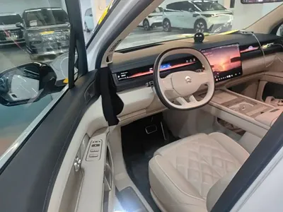 Nio ES8