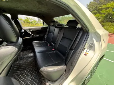 Toyota Reiz