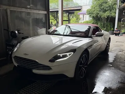 Aston Martin DB11
