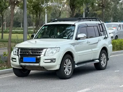 Mitsubishi Pajero (Import)