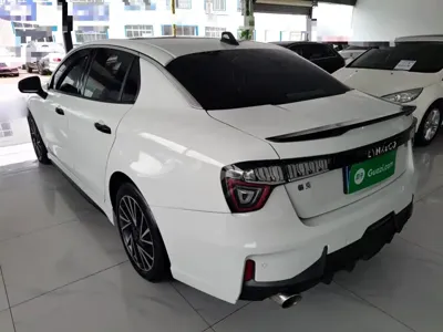 Lynk & Co 03
