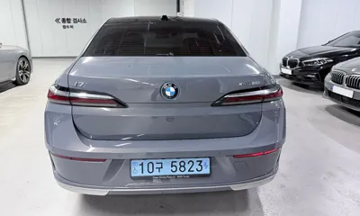 BMW i7