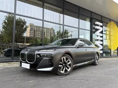 BMW i7
