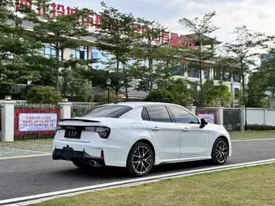 Lynk & Co 03