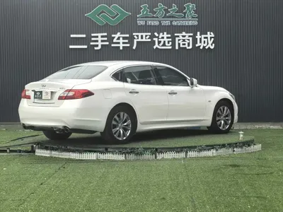 Infiniti M