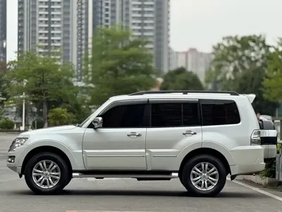 Mitsubishi Pajero (Import)