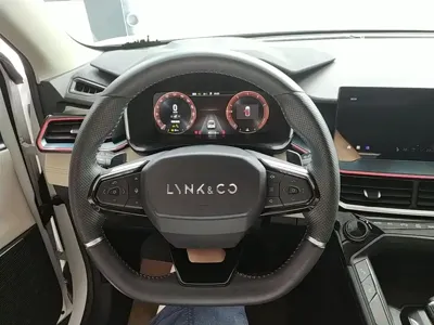 Lynk & Co 06