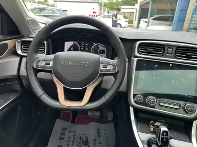 Lynk & Co 01