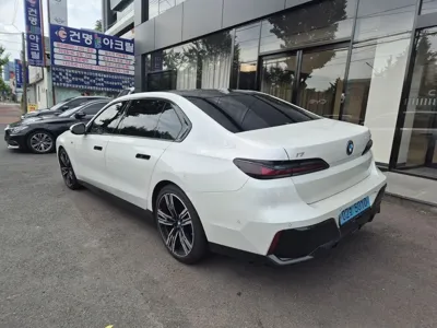 BMW i7