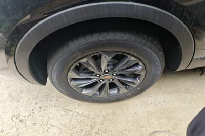 Hongqi HS5