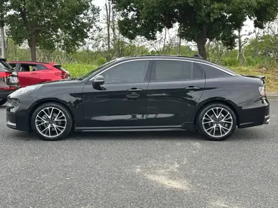 Lynk & Co 03