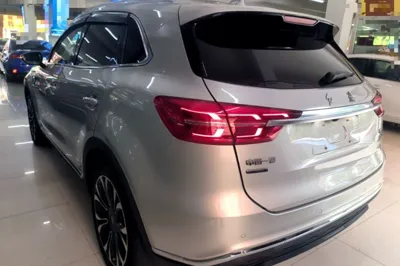 Hongqi HS5