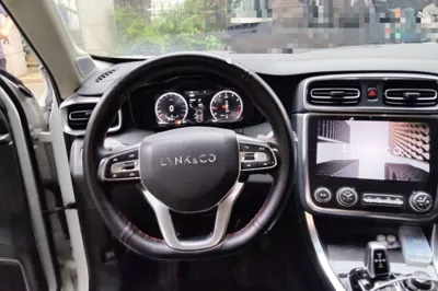 Lynk & Co 01