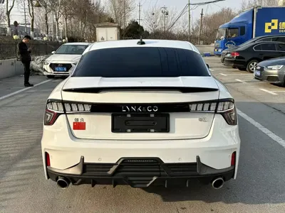 Lynk & Co 03