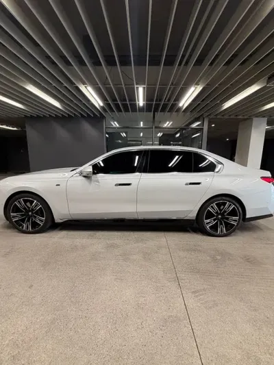 BMW i7