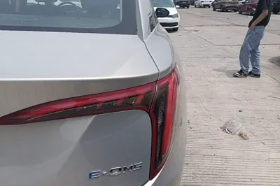 Hongqi E-QM5