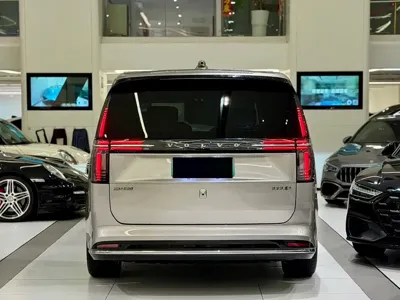 Volvo EM90