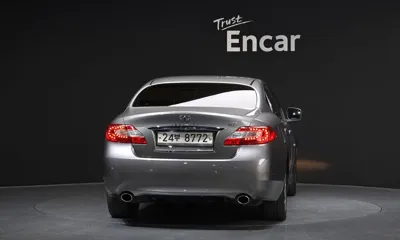 Infiniti M