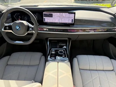 BMW i7