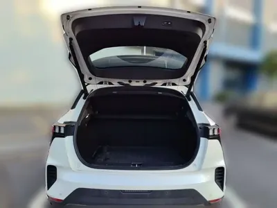 Lynk & Co 06
