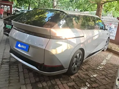 Xpeng X9