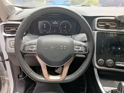 Lynk & Co 01
