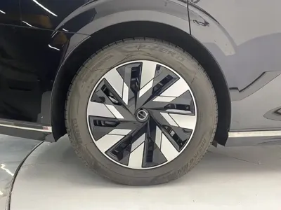 Volvo EM90