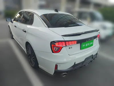 Lynk & Co 03