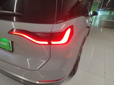 Nio ES8