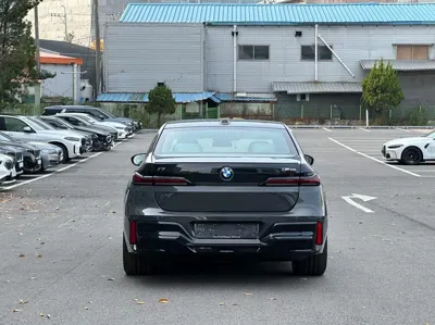BMW i7