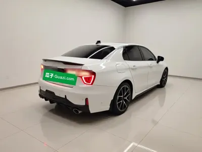 Lynk & Co 03