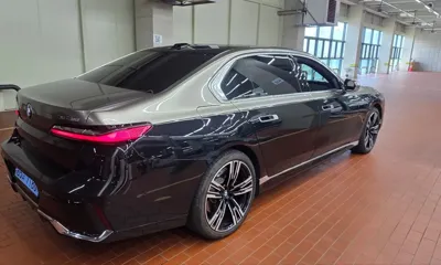 BMW i7