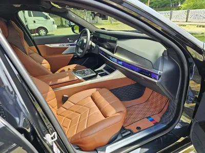 BMW i7