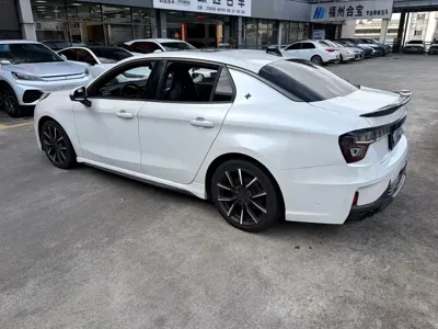 Lynk & Co 03