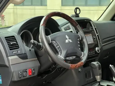 Mitsubishi Pajero (Import)