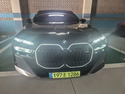 BMW i7