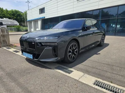 BMW i7