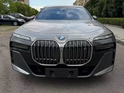 BMW i7