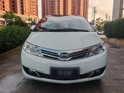 BYD M6