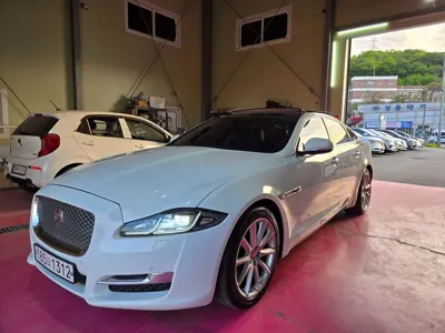 Jaguar XJ